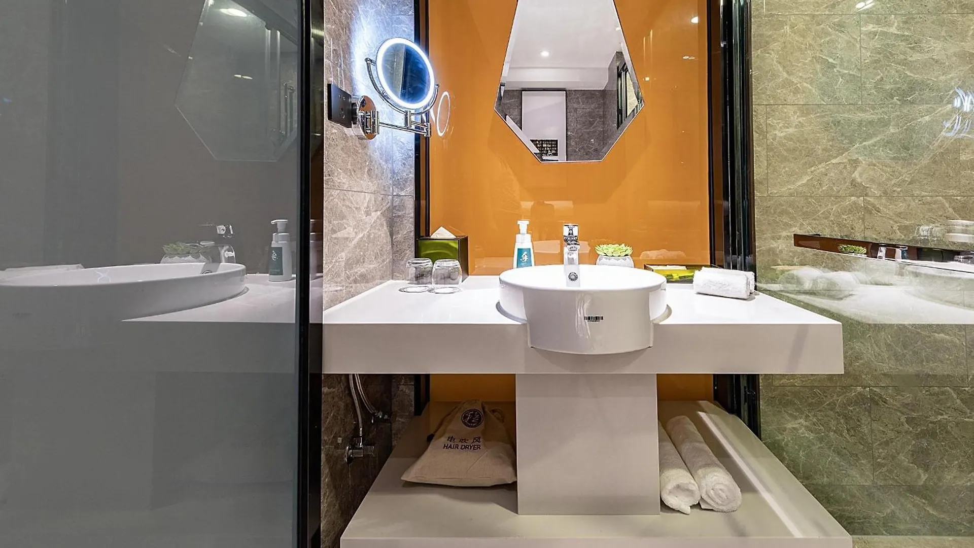 Atour Hotel Shenzhen Baoan Xixiang 4*,